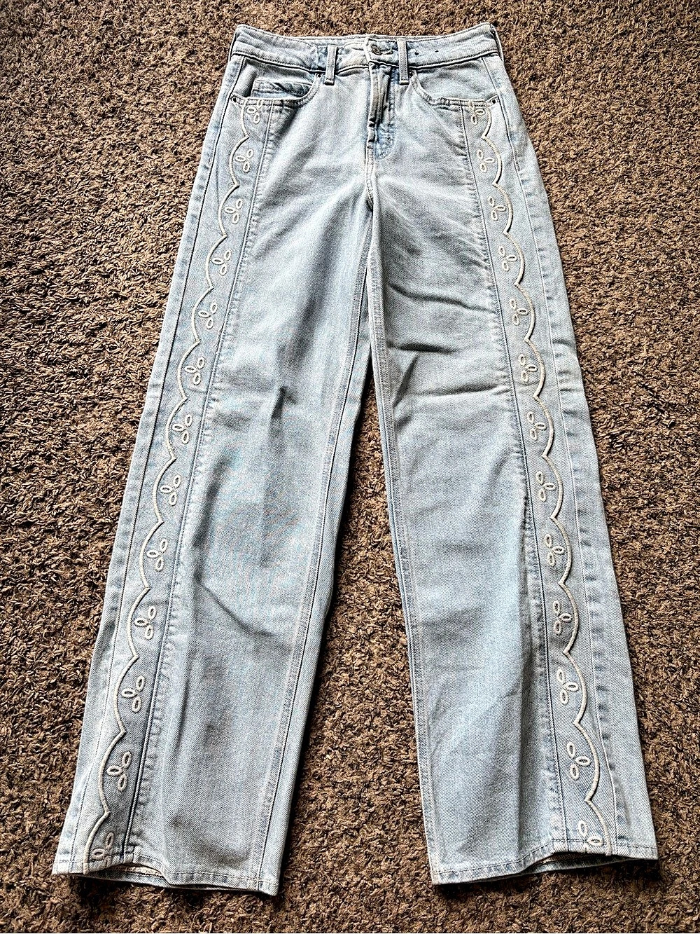Old Navy Extra High-Waisted Embroidered Wide-Leg Jeans Blue Waist 2 NWOT